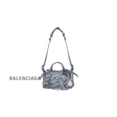 Compre Balenciaga Bolsa feminina Neo Cagole Xs Bb Monogram denim descolorido em azul