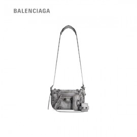 vendas mais barato Balenciaga Bolsa masculina Le Cagole Xs com aba efeito usado em cinza