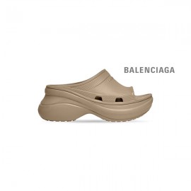 Compre imitação Balenciaga Sandália feminina Pool Crocs Slide em bege